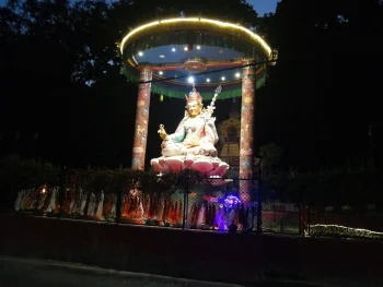 Heike Nocker-Bayer vor einer Buddha-Statue