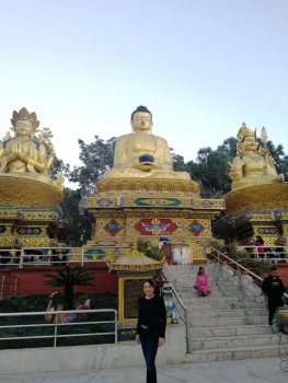 Heike Nocker-Bayer vor einer Buddha-Statue