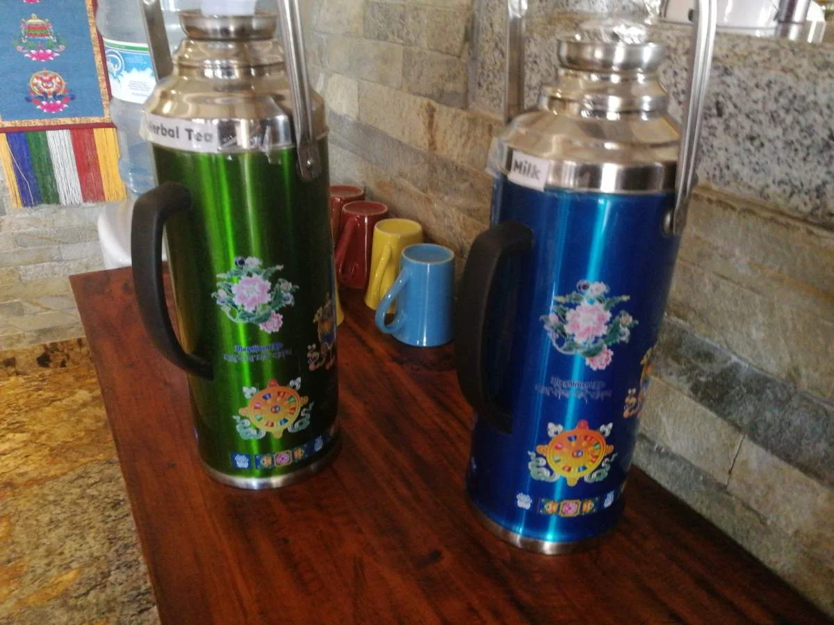 Heike Nocker-Bayer vor einer Buddha-Statue